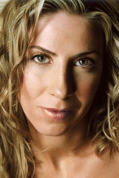Yvonne Jung interpreta Holly Levine