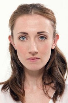 Liz Strange interpreta Deaf Customer