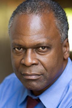 Kim Estes interpreta Victor