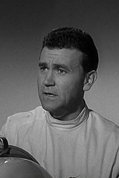Harry Jackson interpreta Reporter (uncredited)