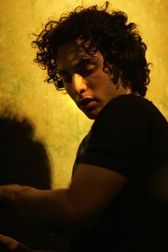 Keaton Simons interpreta Guitar Player