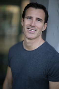 Eric Alexander interpreta Tenente Adamsky