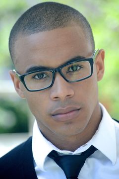 Jensen LeFlore interpreta Greg