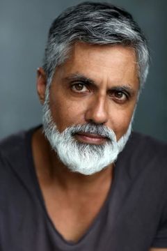 Ravi Aujla interpreta Atal Zim