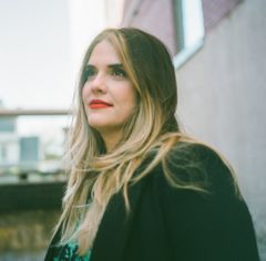 Ashley Shelton interpreta Roanne the Waitress