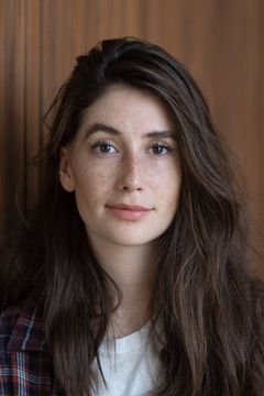 Charly Clive interpreta Sarah Leigh