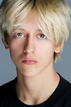 Percy Hynes White interpreta C.J. Fredericks