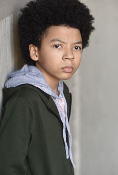 Sage Mayer interpreta Young Boy