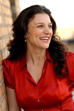 Antoinette LaVecchia interpreta Serafina