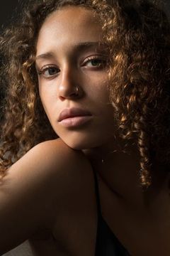 Ella-Rae Smith interpreta Nix