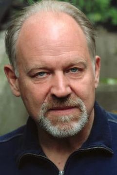 Geoffrey Bateman interpreta Juliette's Father-in-Law