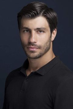 Emre Orun interpreta Alex Kuster