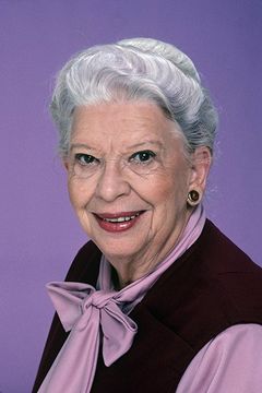 Elizabeth Kerr interpreta Senior Citizen Customer