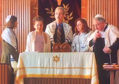 Pete Handelman interpreta Aide #1