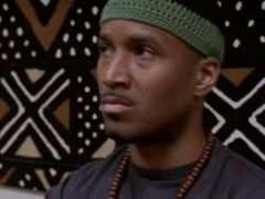Granville Adams interpreta Zahir Arif