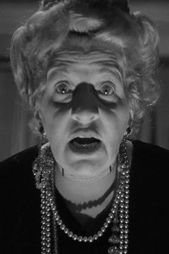 Julia Dean interpreta Deria