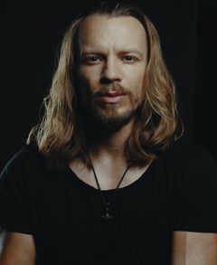 Dustin Leighton interpreta The Loser Who Always Shows Up at the Party with a Guitar
