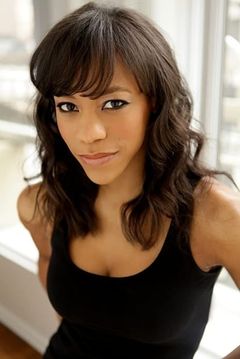 Nikki M. James interpreta Violet Bell