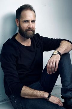 Andreas Kundler interpreta Gustav