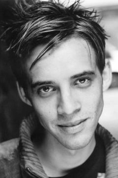 Keir Mills interpreta Clubber