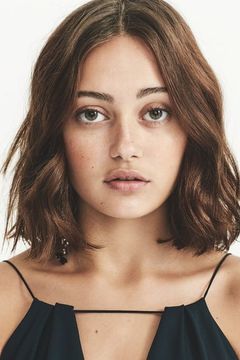 Ella Purnell interpreta Helen Garrett