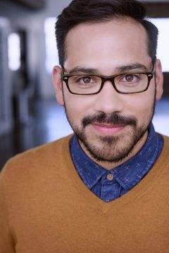Remy Ortiz interpreta Random Dad