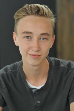 Ruairi MacDonald interpreta 9th Grader