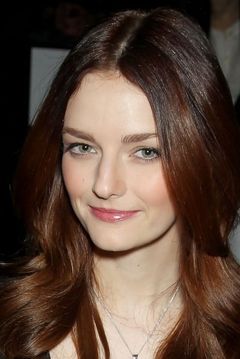Lydia Hearst interpreta Zara Downes
