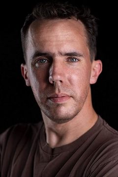 Aaron Mastriani interpreta Harvester Captive (uncredited)