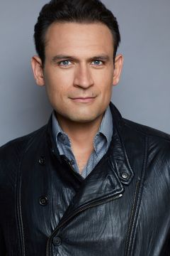 Philip Martin interpreta James