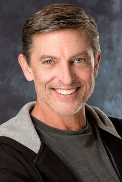 Rick Kain interpreta Mall Cop (Exterior)