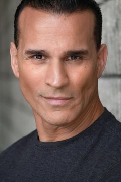 Joseph Velez interpreta Detective (uncredited)