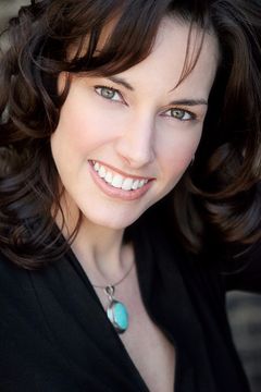 Erin McGrane interpreta Dianne