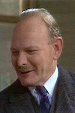 Arthur Cox interpreta Colonel Dent
