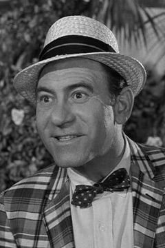 Louis Quinn interpreta Salesman