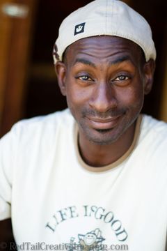 Michael Estime interpreta Marlon