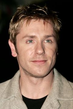 Ron Eldard interpreta Oren Monash