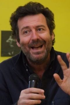Alessandro Rossi interpreta Commissario De Zan