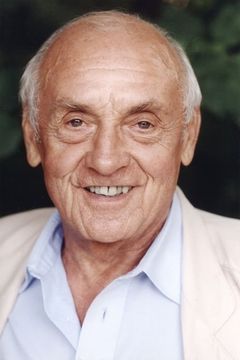 André Lutrand interpreta Father Colin
