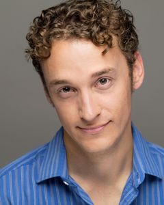 Zach Pappas interpreta Rick