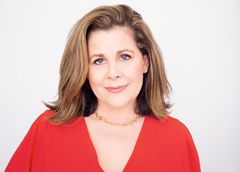 Darlene Violette interpreta Debra