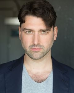 Kieran Hill interpreta Michael