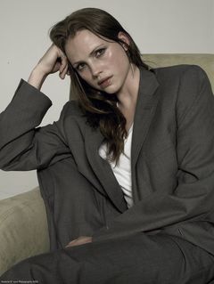 Kate Groombridge interpreta Elissa