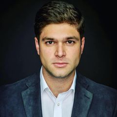 Michael Brannon interpreta Reporter #2