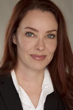 Sarah Kraft interpreta Nurse Peters