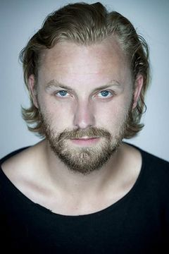 Tom Canton interpreta Captain Denny