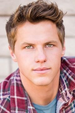 Kevin Schmidt interpreta Henry Baker