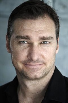 Martin Grelis interpreta 2nd GWB Officer