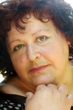 Edmonde Franchi interpreta Monique, l'aide-ménagère