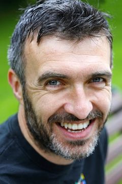 Mark O'Halloran interpreta Father Dermot Byrne